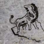 Dessin d'un lion sur un rocher sur les murs du fort de la Chartreuse