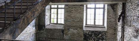 ...Escaliers du fort de la Chartreuse avec ses fenêtres...