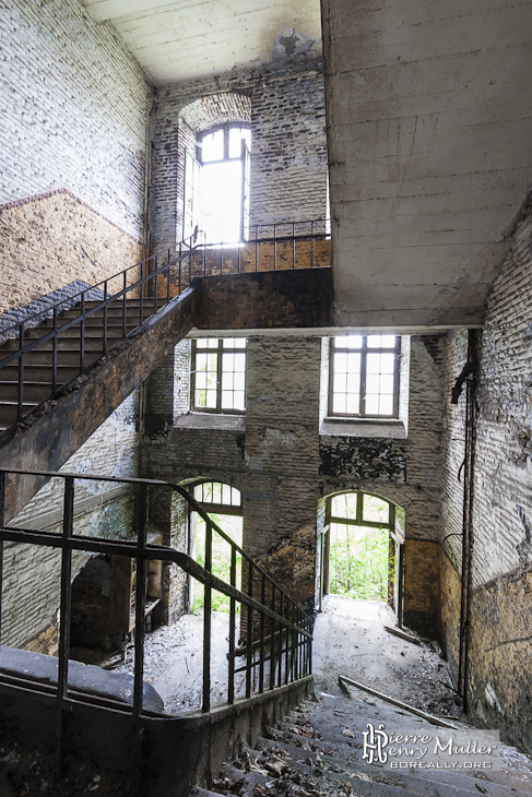 Escaliers du fort de la Chartreuse avec ses fenêtres