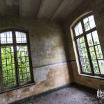 Intérieur de la caserne du fort et végétation au travers des vitres du fort de la Chartreuse