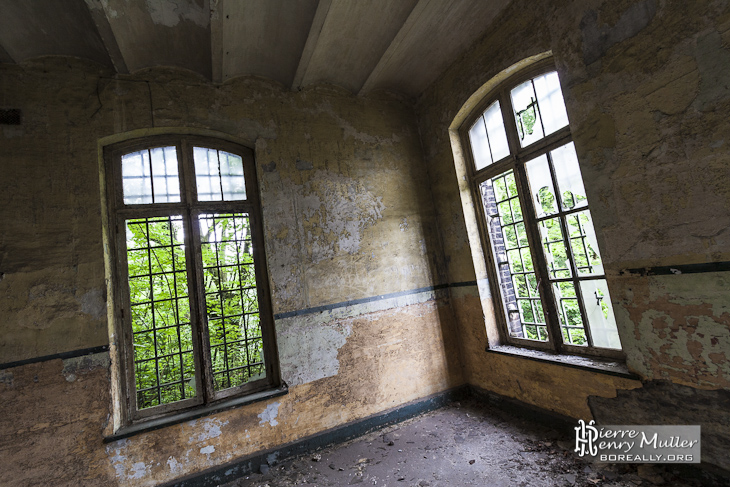 Intérieur de la caserne du fort et végétation au travers des vitres du fort de la Chartreuse