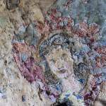 Peinture d'un visage d'une femme au milieu d'un coeur sur les murs du fort