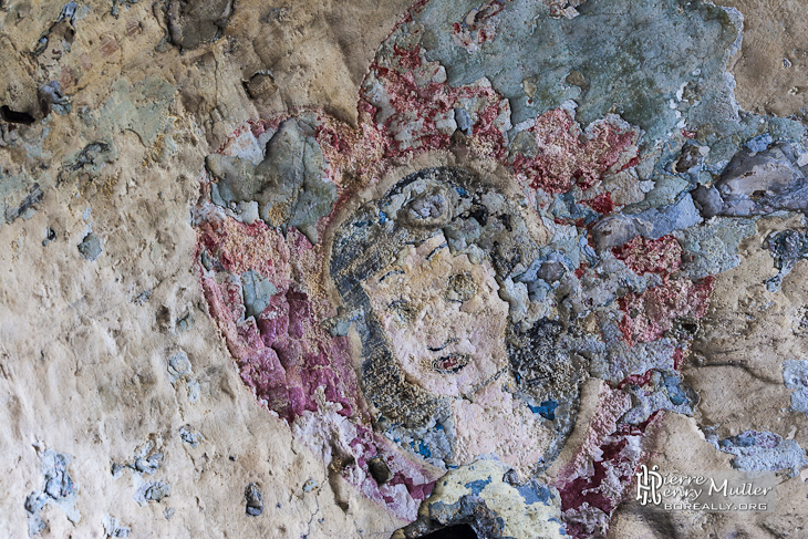 Peinture d'un visage d'une femme au milieu d'un coeur sur les murs du fort