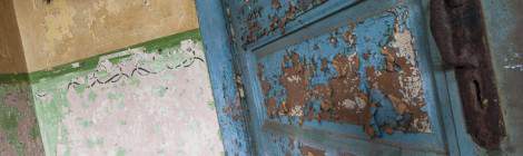 ...Porte avec peinture écaillée et mur bi couleur au fort de la Chartreuse...