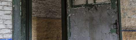 ...Porte de la caserne avec devise toujours sourire...