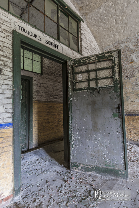 Porte de la caserne avec devise toujours sourire