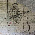 Soldat belge en arme dessiné sur un mur du fort de la Chartreuse