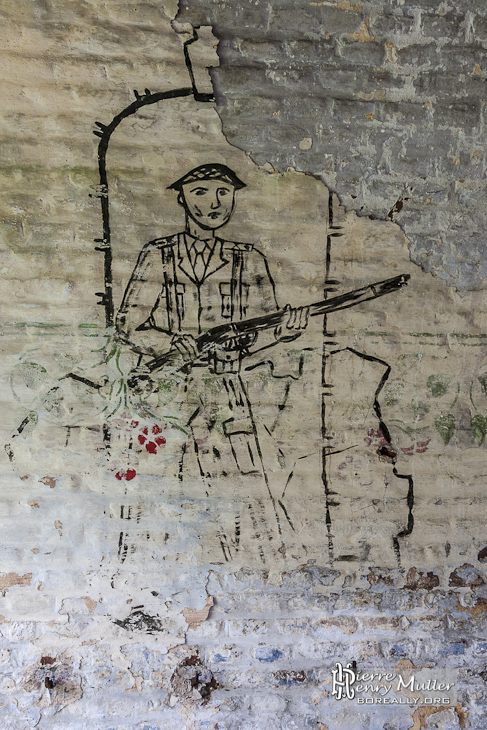 Soldat belge en arme dessiné sur un mur du fort de la Chartreuse