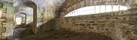 ...Chemin de coursives donnant sur les douves au Fort de Domont...
