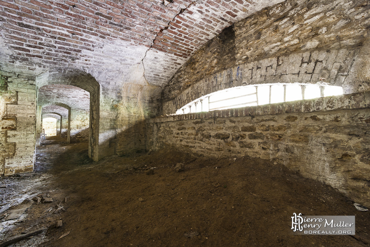 Chemin de coursives donnant sur les douves au Fort de Domont