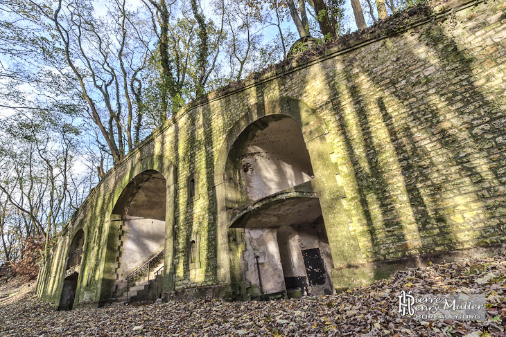 Maçonnerie arrière de la tourelle Mougin du Fort de Domont en TTHDR