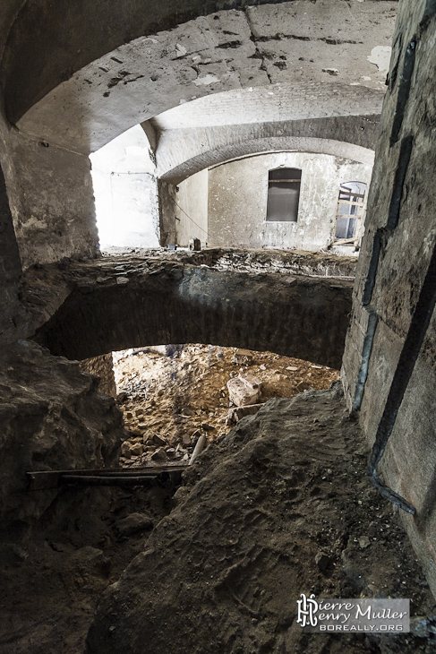 Plancher effondré entre deux niveaux du casernement du Fort de Domont