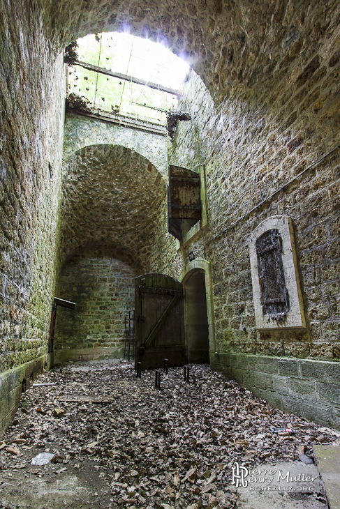 Accès à la poudrière du Fort du Haut Buc