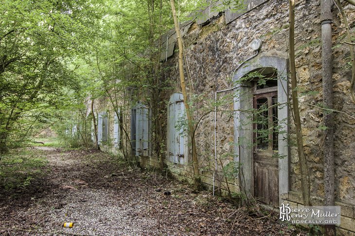 Alignement de portes et fenêtres au fort du Haut Buc