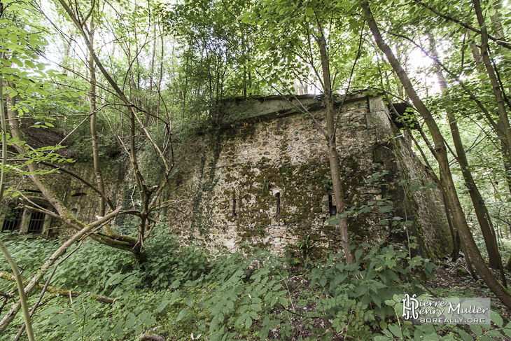 Caponnière à deux directions au Fort du Haut Buc