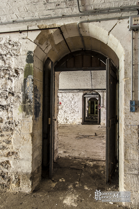 Couloir entre pièces de la caserne du Fort du Haut Buc