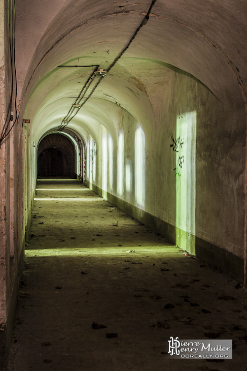 Couloir de liaison des pièces de la caserne du Fort du Haut Buc