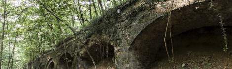 ...Les forts de type Séré Rivières ont pratiquement tous une première enceinte suivies de douves avant le mur d’escarpe....