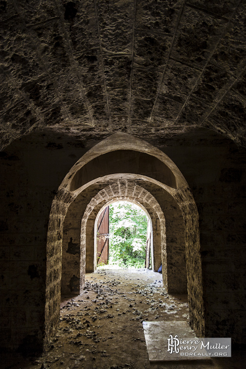 Entrée d'un abri sous traverse au Fort du Haut Buc