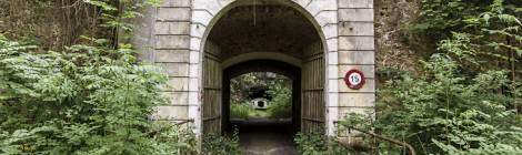 ...Porte d’entrée du Fort du Haut Buc avec son pont au dessus des douves....