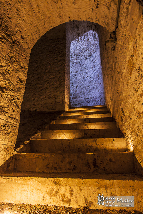 Escalier inter niveau dans les souterrains du Fort du Haut Buc