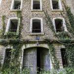 Façade de la caserne du Fort du Haut Buc avec ses deux niveaux