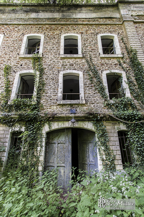 Façade de la caserne du Fort du Haut Buc avec ses deux niveaux