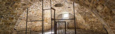...Intérieur de casemate transformé en poulailler au Fort du Haut Buc...