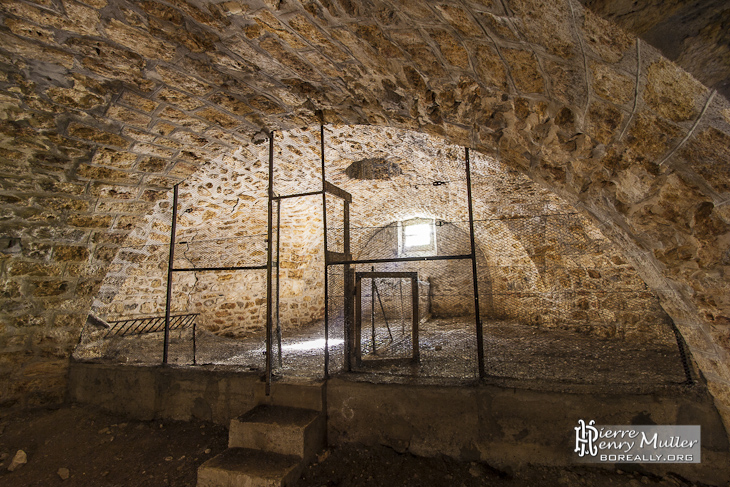 Intérieur de casemate transformé en poulailler au Fort du Haut Buc