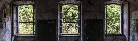 ...Intérieur d’une pièce de la caserne avec trois fenêtres au Fort du Haut Buc...