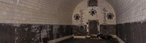 ...La poudrière des forts Séré Rivières sont éclairés par des lampes à huiles accessible uniquement par l’extérieur de la poudrière. La lumière était diffusée par les trois carreaux épais situés sur le mur....