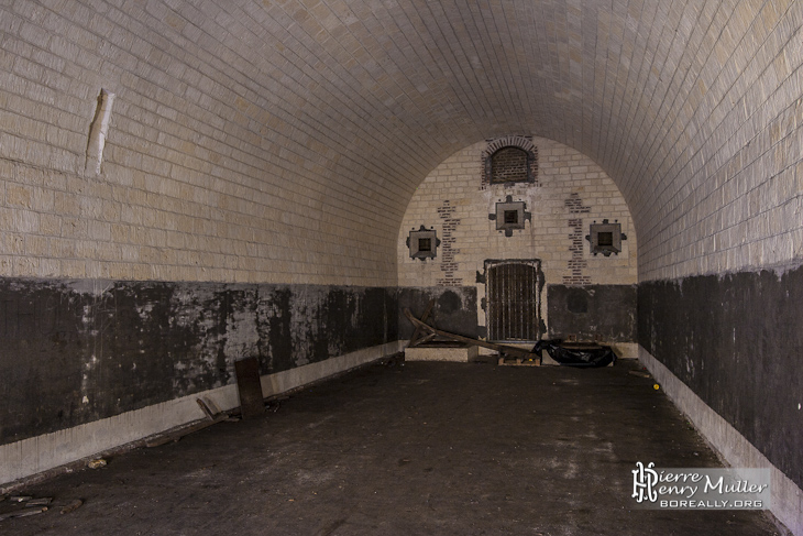 Intérieur de la poudrière du Fort du Haut Buc avec ses panneaux d'éclairage étanches