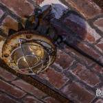 Lampe électrique rouillée au plafond du souterrain du Fort du Haut Buc