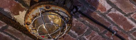 ...Lampe &eacute;lectrique rouill&eacute;e au plafond du souterrain du Fort du Haut Buc...