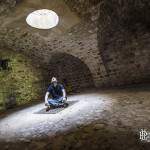Personne sous un puits de lumière dans un abri sous traverse du Fort du Haut Buc