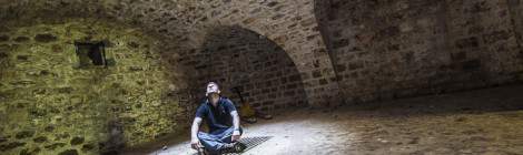 ...Personne sous un puits de lumi&egrave;re dans un abri sous traverse du Fort du Haut Buc...