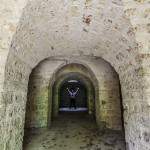 Piliers d'un abri sous traverse avec personne sous puits de lumière au Fort du Haut Buc