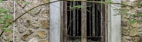 ...Vieille porte en bois au Fort du Haut Buc...