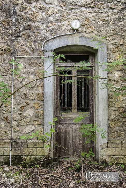 Vieille porte au Fort du Haut Buc