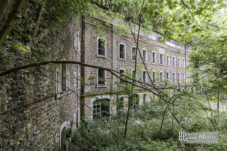 Vue sur la façade du Fort du Haut Buc où la végétation reprend place