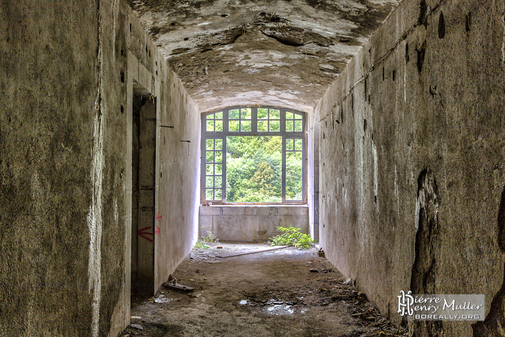 Couloir avec fenêtre au Fort du Portalet