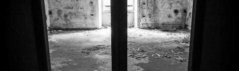 ...Double porte dans une pièce du Fort du Portalet en HDR noir et blanc....