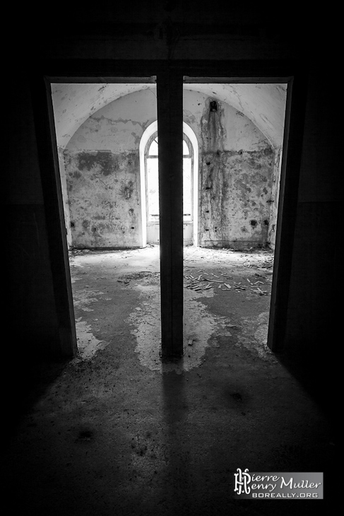 Double porte en noir et blanc HDR au Fort du Portalet
