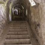 Escalier creusé dans la roche éclairé par des ouvertures vers l'extérieur