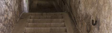 ...Escalier creusé dans la roche éclairé par des ouvertures vers l’extérieur au Fort du Portalet....