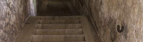 ...Escalier creus&eacute; dans la roche &eacute;clair&eacute; par des ouvertures vers l&rsquo;ext&eacute;rieur au Fort du Portalet....