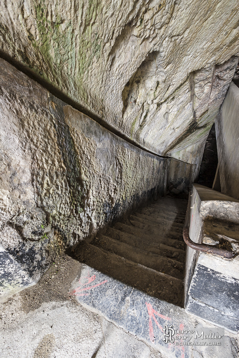 Escalier taillé dans la roche au Fort du Portalet