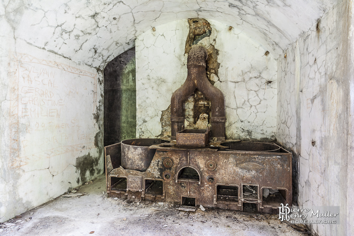 Fourneaux rouillés dans la cuisine du Fort du Portalet