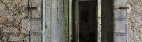 ...Porte d&rsquo;un dortoir avec inscription 20 Lits au dessus au Fort du Portalet....