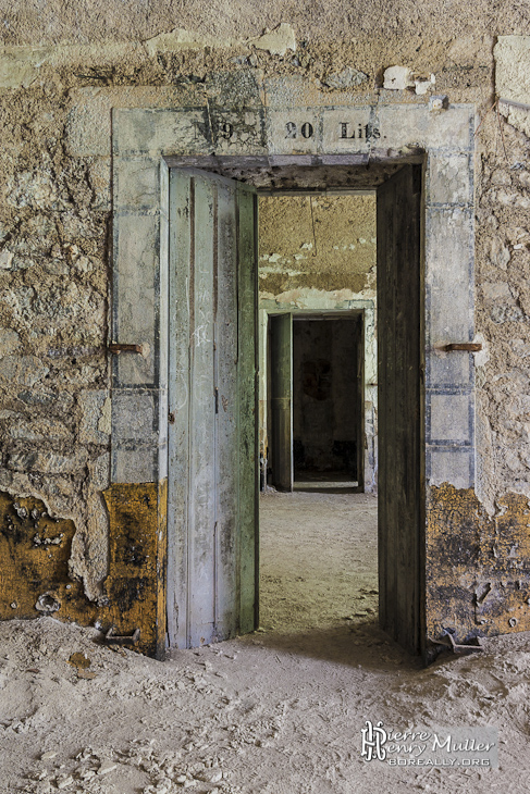 Porte d'un dortoir de 20 lits au Fort du Portalet